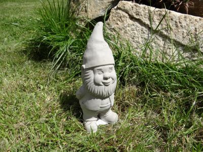foto: Betonový zahradní TRPASLÍK STOJÍCÍ