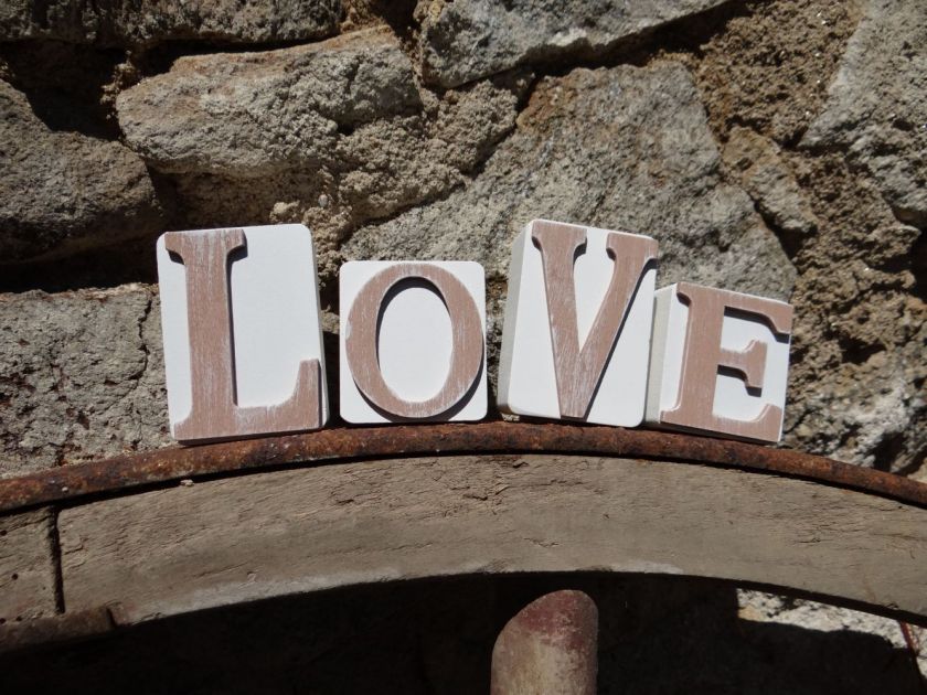 Dřevěný nápis kostky LOVE 17 cm