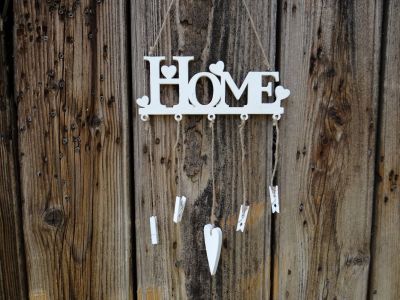 Dřevěný závěs HOME s kolíčky na vzkazy