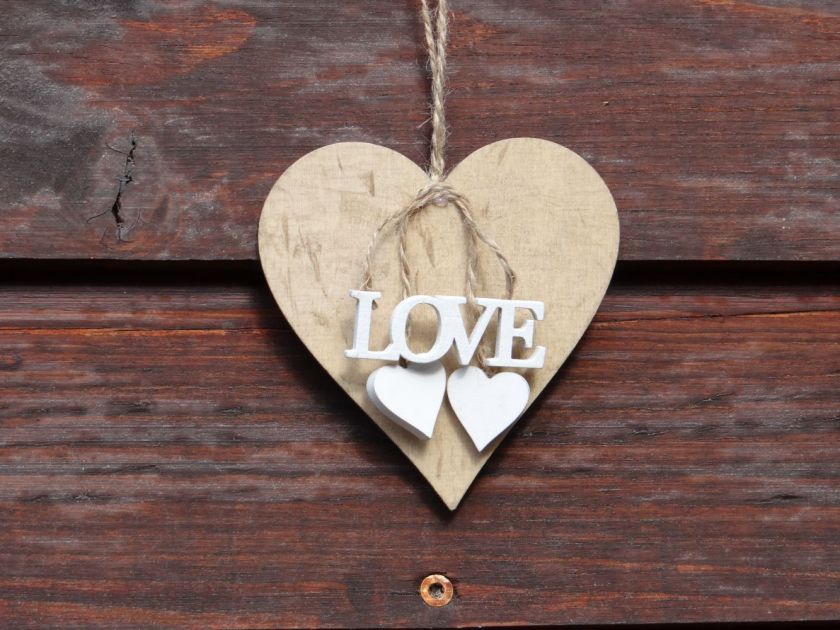 Srdce dřevěné s nápisem LOVE se srdíčky
