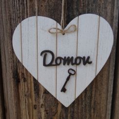 Srdce dřevěné s nápisem "Domov"
