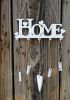 foto: Dřevěný závěs HOME s kolíčky na vzkazy