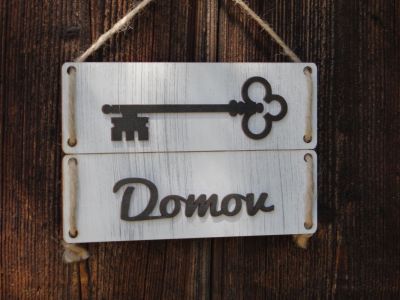 foto: Tabulka dřevěná s nápisem "Domov"