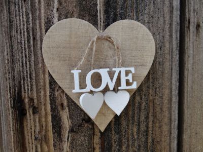 foto: Srdce dřevěné s nápisem LOVE se srdíčky