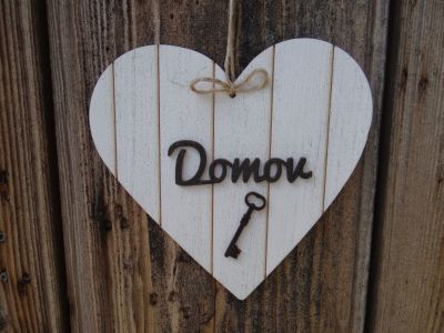 foto: Srdce dřevěné s nápisem "Domov"