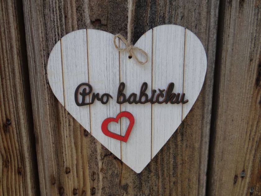 foto: Srdce dřevěné s nápisem "Pro babičku"