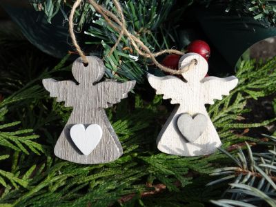 foto: Dřevěný andělíček se srdcem