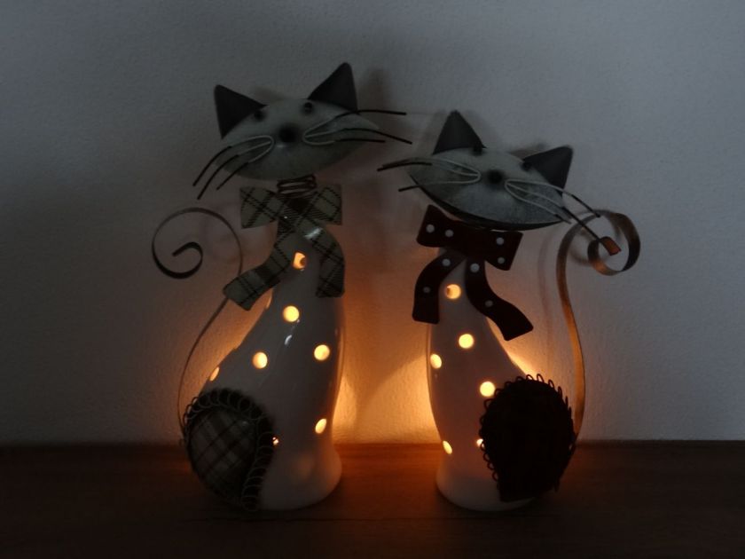 Porcelánová kočička sedící