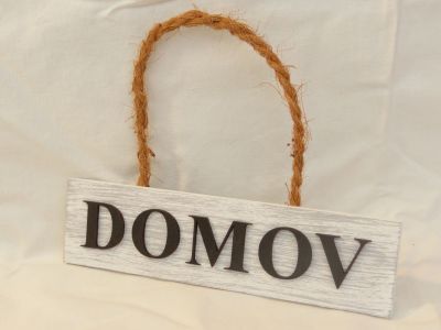 Dřevěná cedulka na dveře DOMOV