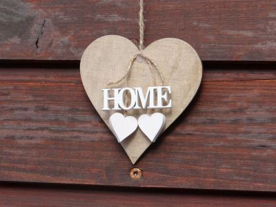 Srdce dřevěné s nápisem HOME se srdíčky