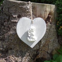 foto: Dřevěné srdce s andílkem patina
