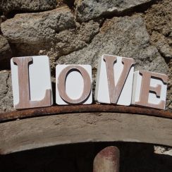 Dřevěný nápis kostky LOVE 17 cm