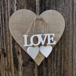 foto: Srdce dřevěné s nápisem LOVE se srdíčky