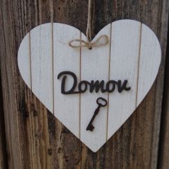 foto: Srdce dřevěné s nápisem "Domov"