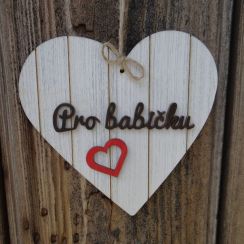 foto: Srdce dřevěné s nápisem "Pro babičku"
