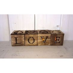 foto: Dřevěný LED svícen LOVE