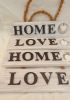 foto: Dřevěná cedulka na dveře LOVE